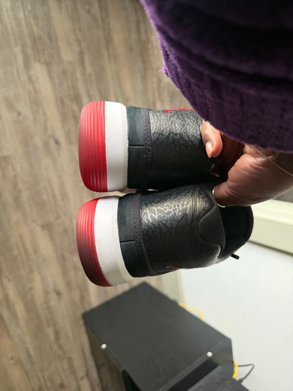 Jordan Men's 9.5 Black and Red Low-Top Athletic Sneakers - Picture 7 of 7